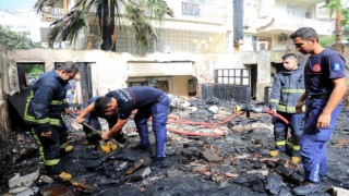 Atıl malzemeler alev aldı, apartman sakinleri ve esnaf büyük korku yaşadı