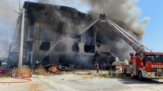 Aydında depodaki yangın 16 saattir sönmedi
