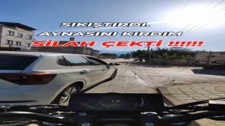 Aynasını kıran motosikletliye böyle silah çekti