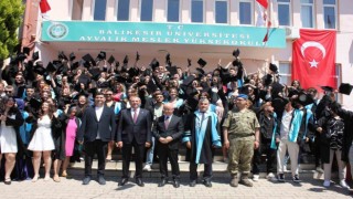 Ayvalıkta yüksekokul öğrencilerinin mezuniyet sevinci