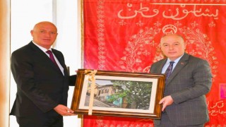 Babadağ Belediye Başkanı Kumraldan Vali Coşkuna anlamlı hediye
