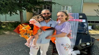 Babalar Gününde eşine kendi ürettiği aracı hediye etti