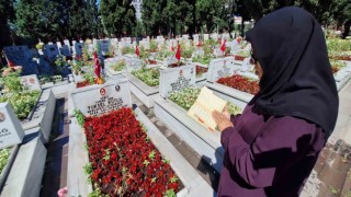 Babalar Gününde şehit mezarlığına gelenler bayrama buruk girdiler