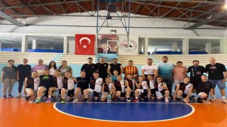 Babalar ve çocukları basketbol maçında karşı karşıya geldi