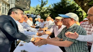 Bahçe'de tarihi çınar altında geleneksel bayramlaşma