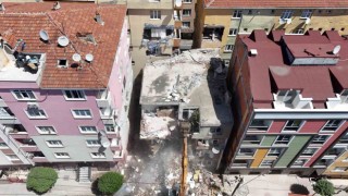 Bahçelievlerde kısmen çöken binanın kontrollü yıkımına başlandı