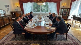 Bakan Bak ve TFF Başkanı Büyükekşi, Varşova Büyükelçiliğinde ağırlandı