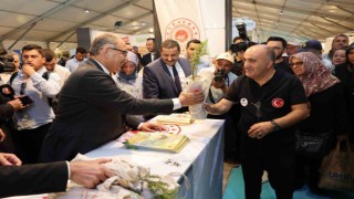 Bakan Özhaseki ÇEVREFESTin 2nci gününde stantları ziyaret etti