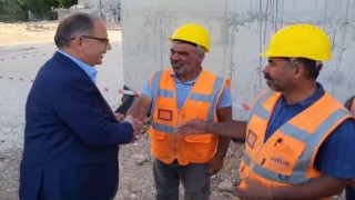 Bakan Özhaseki, Elimiz kirli ama diyen işçinin ellerini tutup, Allah işinizi rast getirsin” dedi