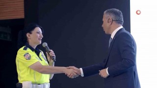 Bakan Yerlikaya Eskişehirde yaptığı uyarı ile facianın önüne geçen polis Nihal Uzpederi tebrik etti