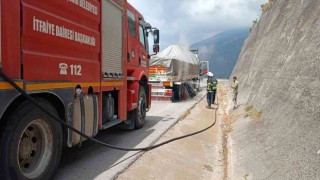 Balataları yanmaya başlayan tıra itfaiye ekipleri müdahale etti