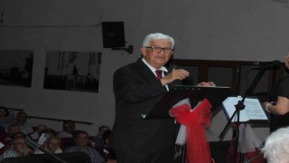 Balıkesirde 80 yaşındaki emekli müsteşar koro şefliği yapıyor