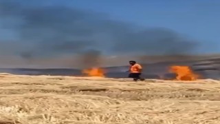 Balya makinesinden çıkan yangında 20 dönümlük tarla zarar gördü