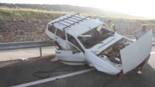 Bariyerlere çarpan otomobil asılı kaldı: 3 yaralı