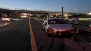 Bariyerlere çarpan otomobildeki 4 kişi yaralandı