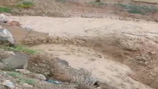 Başkalede sağanak yağmur sonrası sel suları yolları kapladı
