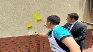 Başkan Aydın, öğrenciler ile birlikte okul boyadı