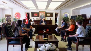 Başkan Bakkalcıoğluna tiyatro öğrencilerinden ziyaret