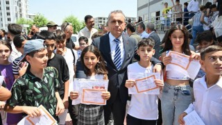 Başkan Çenet, Öğrencilerin Karne Heyecanına Ortak Oldu
