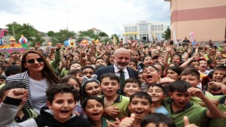 Başkan Çolakbayrakdar: “Hizmetlerimizle çocuklarımızın geleceğini inşa ediyoruz”