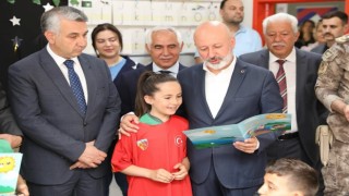 Başkan Çolakbayrakdar, karne sevinci yaşayan öğrencileri tebrik etti