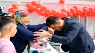 Başkan Özay, konteyner kentteki çocukları bayram öncesi unutmadı