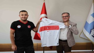 Başkan Özdoğana milli takımdan ziyaret