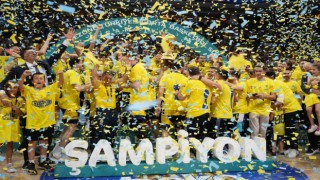 Basketbol Süper Liginde şampiyon Fenerbahçe Beko kupasını aldı