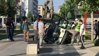 Batmanda temizlik aracı havuza düştü