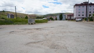 Bayburt kent merkezinde asfaltı bozuk yollar adeta köstebek yuvalarını andırıyor