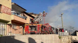 Bayburtta çıkan yangında 3 ev hasar gördü