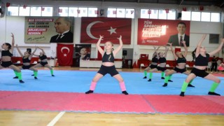 Bayraklılı jimnastik ve bale kursiyerleri büyüledi