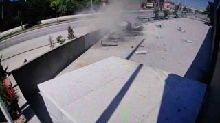 Bayramın ilk günü misafirliğe giden ailenin otomobili duvara çarparak alev aldı: 3 yaralı