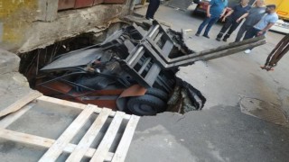 Bayrampaşada çukura düşen forklift vinç yardımıyla kurtarıldı