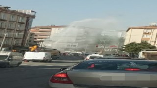 Bayrampaşada iş makinesi su borusunu patlattı