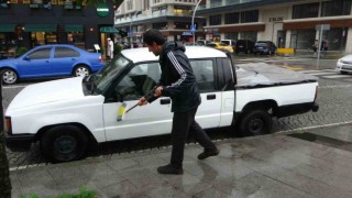 Bedava yağmur boşa gitmedi, aracını yıkadı