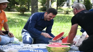 Belediye işçilerine karpuz ikramı
