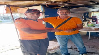 Belediye işçisi bulduğu parayı sahibine teslim etti