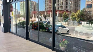 Beylikdüzünde önce tehdit ettiler ardından 2 kez galeriyi kurşunladılar