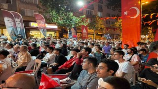 Beyoğlunda milli maç heyecanı dev ekrandan izlendi