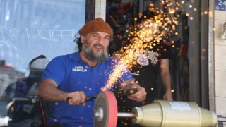 Bıçak bileyicilerin Kurban Bayramı mesaisi sürüyor