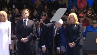 Biden, olmayan sandalyeye oturmaya çalıştı