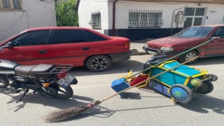 Bilecikte yolda temizlik yapan işçiye motosiklet çarptı