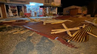 Bingölde kuvvetli rüzgar binanın çatısını uçurdu