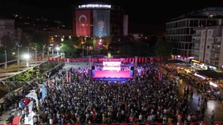 Binlerce Aydınlı kent meydanında bir araya geldi