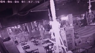 Bir kişinin öldüğü ve bir kişinin yaralandığı silahlı saldırı anı kameralara yansıdı