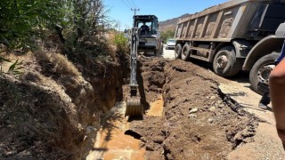 Bodrumda otomobil çukura düştü