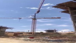 Bu kadarına da pes: Metrelerce yükseklikten iş makinesinin hortumuna tutunarak indi