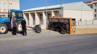 Buğday yüklü traktör devrildi, yol buğday ambarına döndü