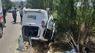 Burdurda hafif ticari araç takla attı, yaşlı çift yaralandı